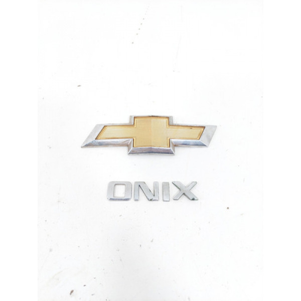 Kit Emblemas Tampa Traseira Chevrolet Onix 